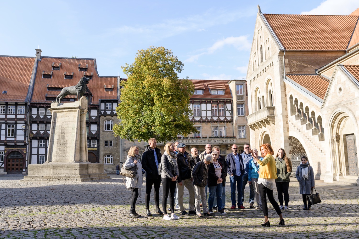 In het hart van Braunschweig klopt het historische hart op de sfeervolle Burgplatz. Dit indrukwekkende plein wordt omringd door iconische bezienswaardigheden, zoals de beroemde Leeuw van Braunschweig, Kasteel Dankwarderode en de majestueuze St. Blasii Kathedraal. © Braunschweig Stadtmarketing GmbH/ Moritz Küstner