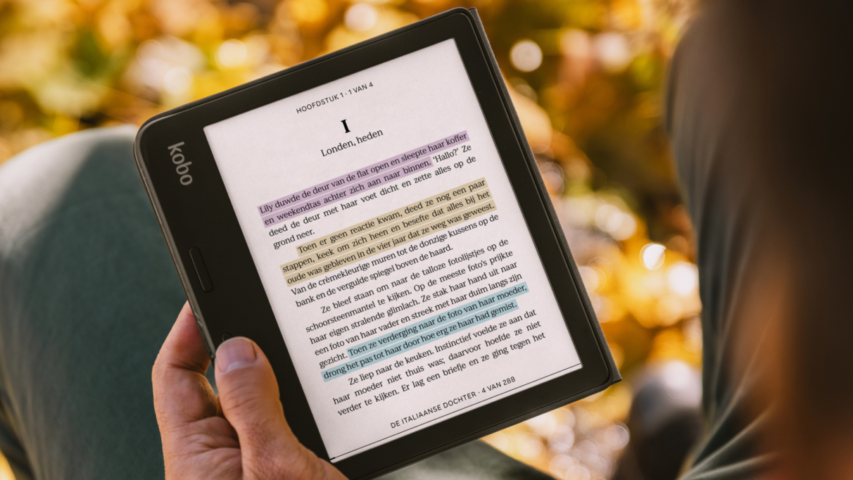 Kobo e-reader met Nederlandstalig e-book in de hand van een lezer