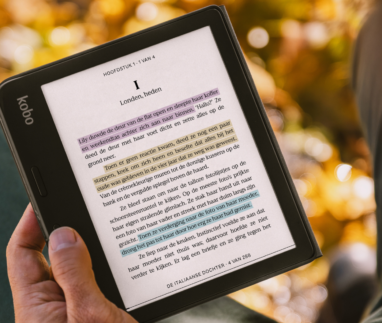 Kobo e-reader met Nederlandstalig e-book in de hand van een lezer