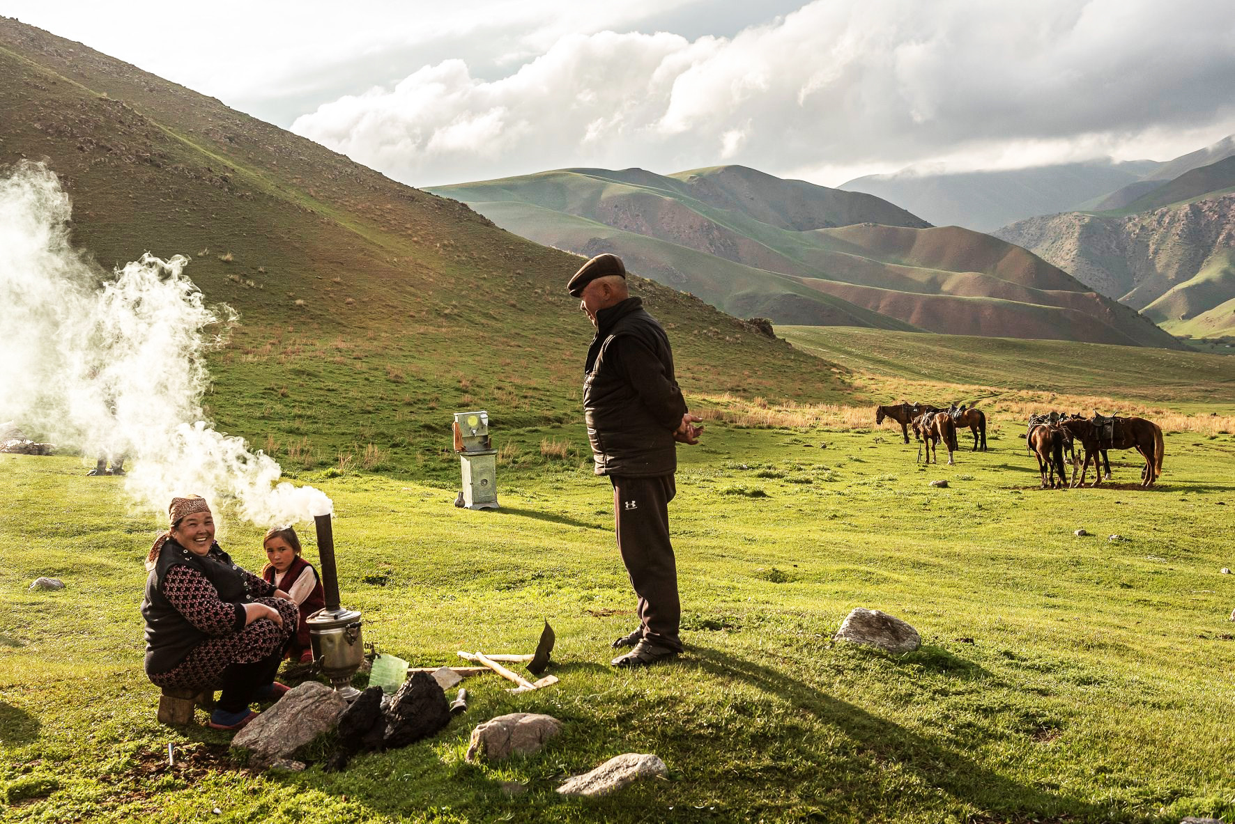 Authentiek reizen kan heel laagdrempelig zijn. Denk aan slapen in een traditionele yurt in Kirgizië of wandelen langs de vulkanische meren van Mongolië.
