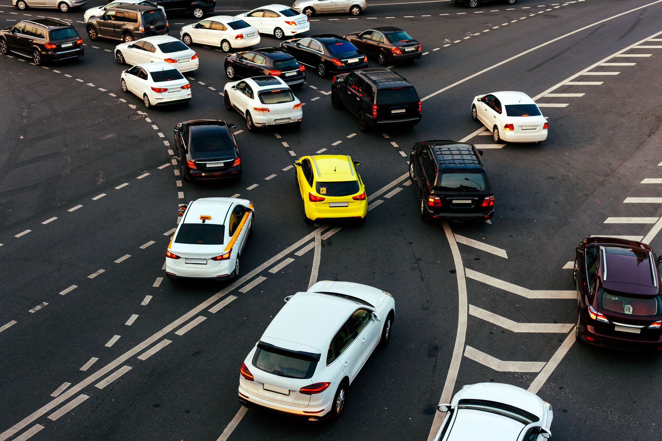 Niets is zo fnuikend voor je humeur als minutenlang wachten bij een drukke rotonde, om er vervolgens achter te komen dat de naderende auto afslaat zónder zijn knipperlicht te gebruiken. Een richtingaanwijzer is geen mededeling achteraf, maar een essentieel communicatiemiddel om de stroom erin te houden.