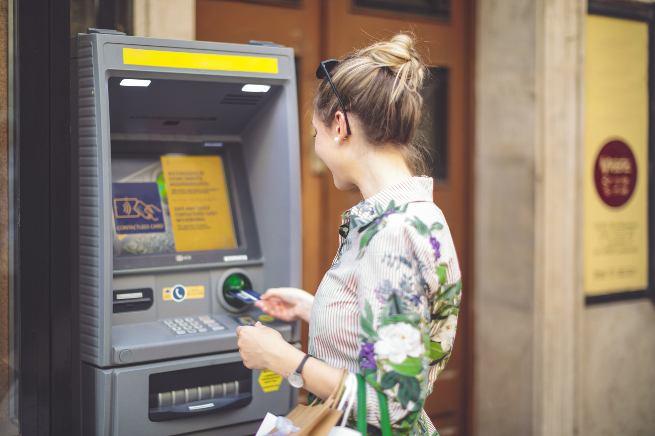 Een van de meest gestelde vragen onder reizigers: is het niet slimmer om in Nederland alvast vreemde valuta te regelen? Het korte antwoord is: nee. Contant geld bestellen in Nederland of wisselen bij een wisselkantoor (zoals op Schiphol) is vrijwel altijd de duurste optie. Nederlandse wisselkantoren hanteren ongunstige wisselkoersen en hoge commissies om vreemde valuta op voorraad te houden.