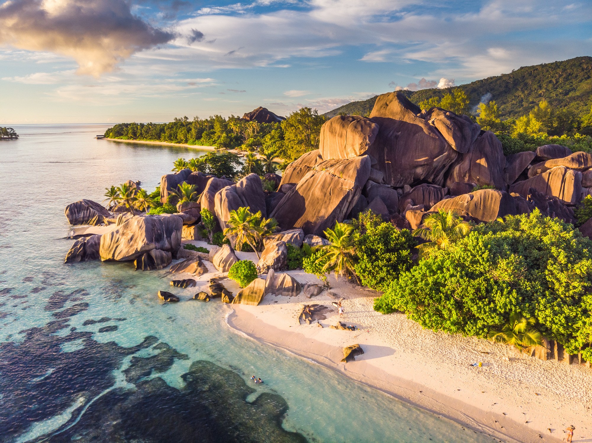 Terwijl op de grotere eilanden van de Seychellen, zoals Mahé en Praslin, tal van auto's rijden, vormt La Digue een rustieke uitzondering. Op dit tropische eiland verplaatst vrijwel iedereen zich per fiets of te voet over zandpaden langs vanilleplantages en reuzenschildpadden.