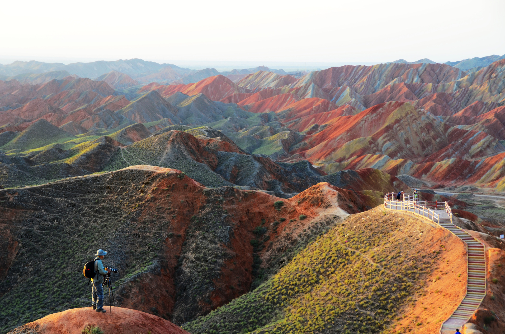 In het noordwesten van China ligt het sprookjesachtige Zhangye National Geopark, dat op de Werelderfgoedlijst van Unesco staat. Het landschap van steile kliffen en glooiende heuvels lijkt op een kolossaal aquarel.