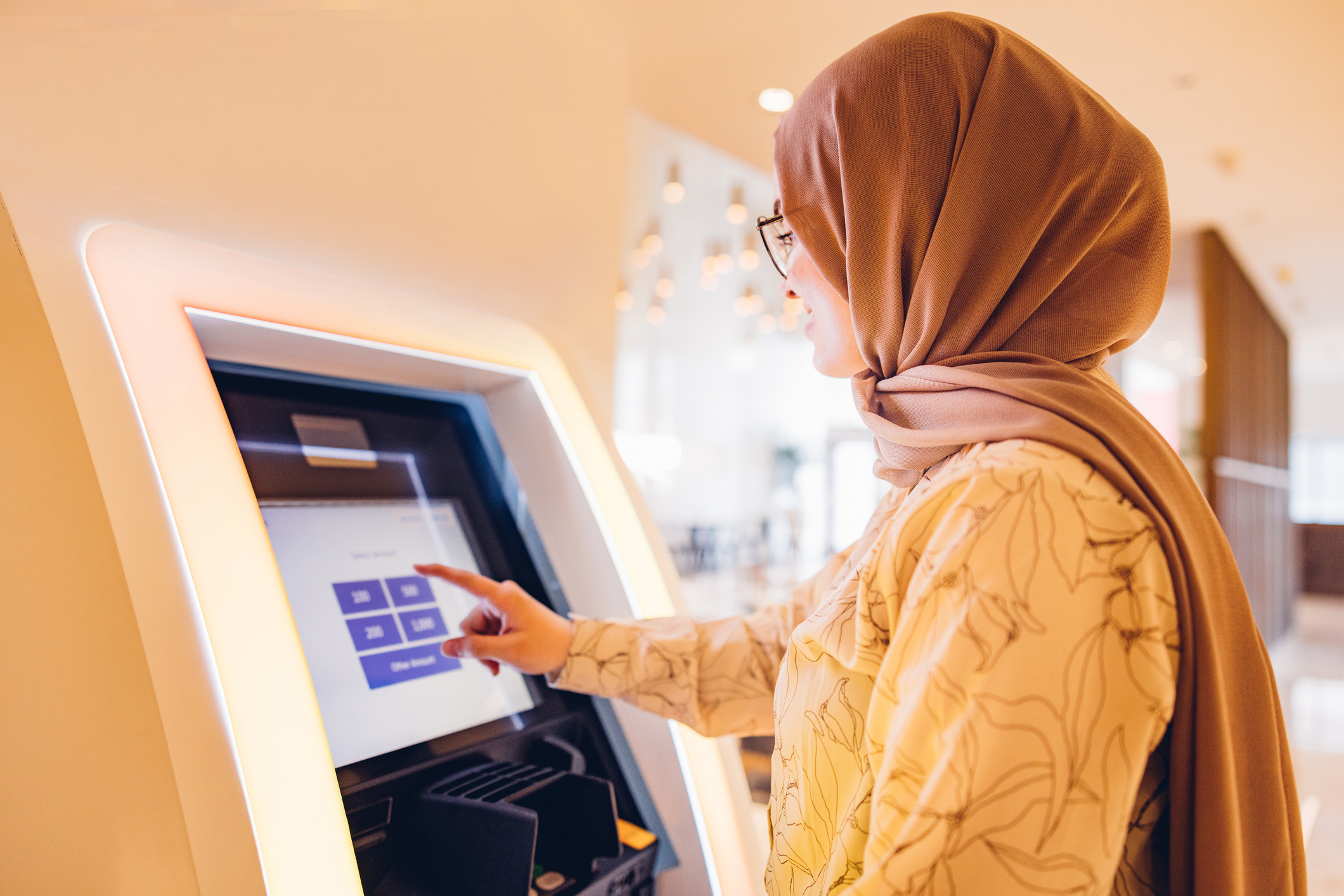 Lokale geldautomaatkosten zijn maar een deel van het verhaal. De grootste en meest hardnekkige valkuil op reis is de vraag op het scherm van de pinautomaat of betaalterminal of je wilt afrekenen in je eigen valuta (euro's) of in de lokale valuta. In de financiële wereld heet dit Dynamic Currency Conversion (DCC).