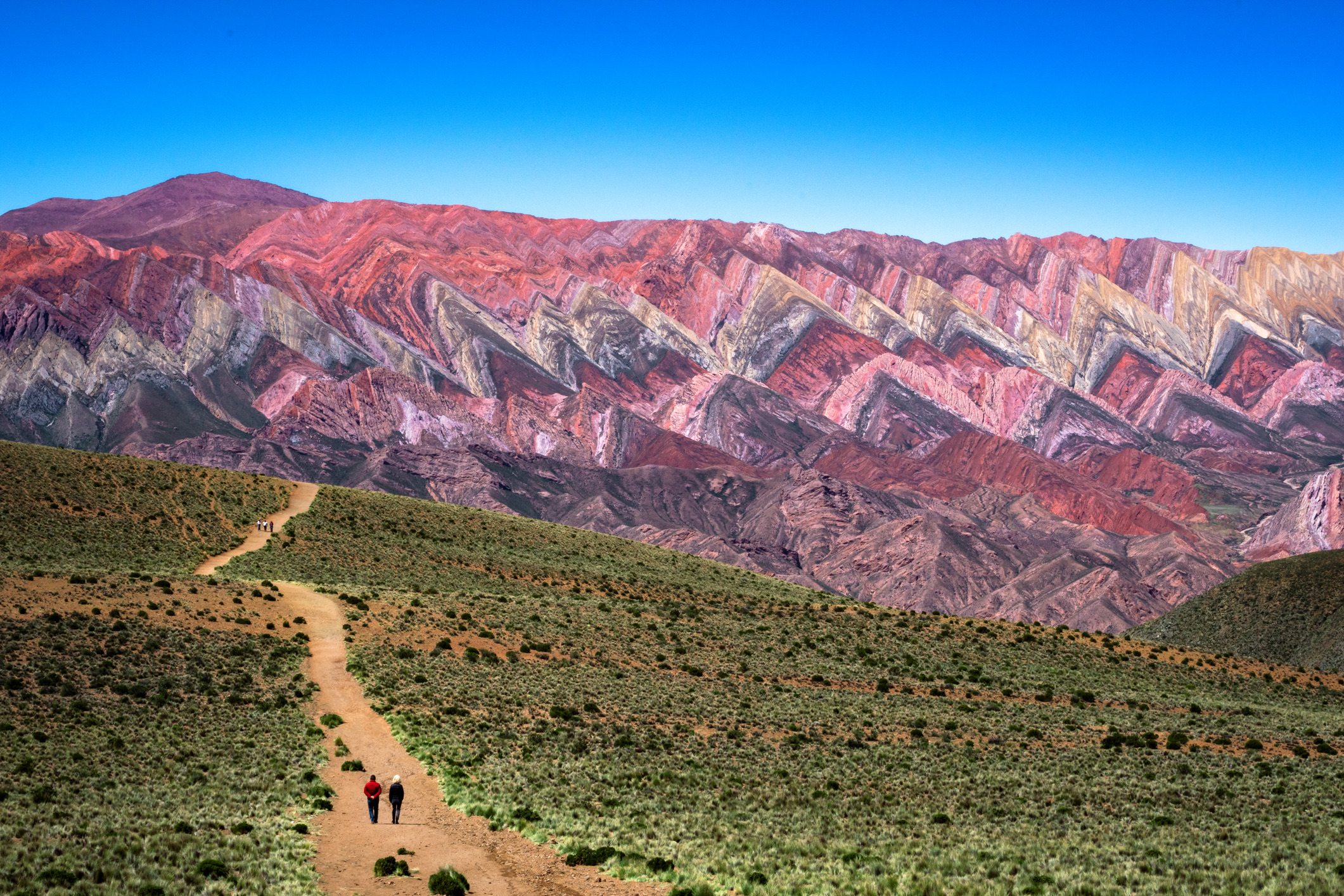 Aan de voet van de Andes in het noordwesten van Argentinië verrijst de Serranía de Hornocal, ook wel bekend als de Berg van de Veeertien Kleuren. Waar veel regenboogbergen zacht glooien, valt Hornocal op door zijn strakke, driehoekige zigzagpatronen.