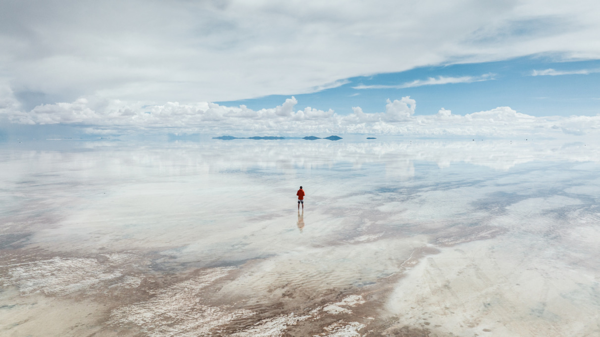 Man kijkt uit over Salar de Uyuni in Bolivia