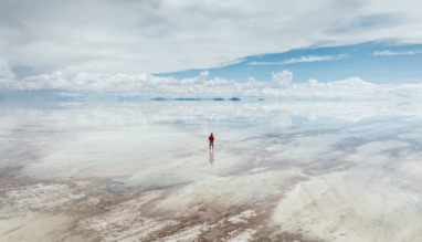 Man kijkt uit over Salar de Uyuni in Bolivia
