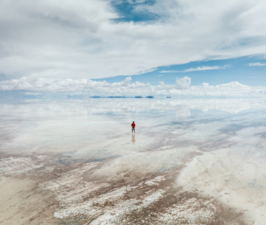 Man kijkt uit over Salar de Uyuni in Bolivia