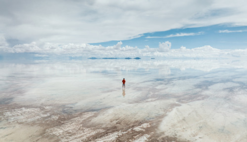 Man kijkt uit over Salar de Uyuni in Bolivia