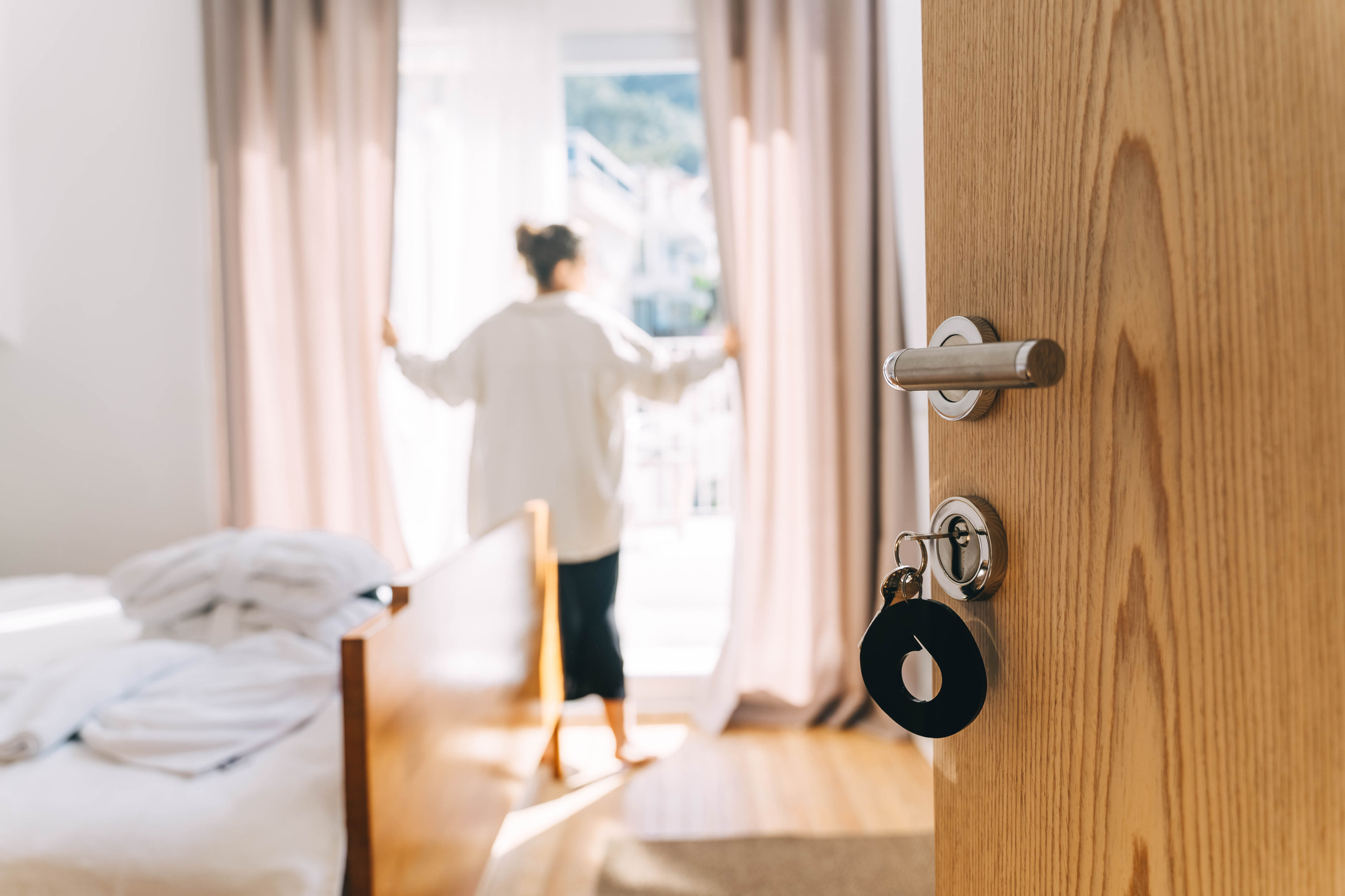 Het klinkt logisch, maar in de praktijk laten we de deur vaak even op een kier staan met een koffer ertussen terwijl we de kamer verkennen. Doe de deur zodra je binnenkomt direct achter je dicht en draai de nachtschoot erop. Iemand op de gang heeft immers maar een onbewaakt moment nodig om snel een tas of koffer uit de hal mee te grissen.