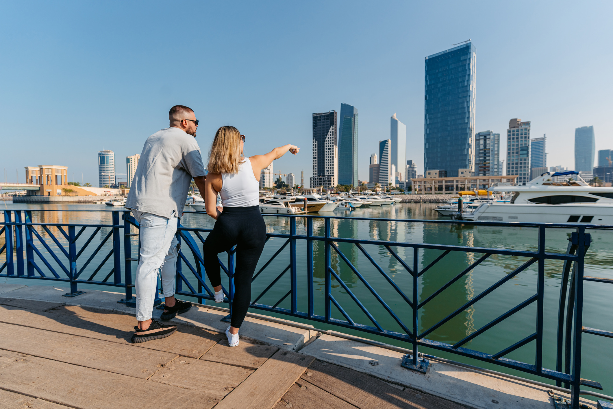 Bovenaan de lijst van minst populaire landen om naartoe te emigreren staat Koeweit. Hoewel de financiële vergoedingen en belastingvoordelen er aantrekkelijk zijn, stuiten expats al snel op grote sociale barrières. 