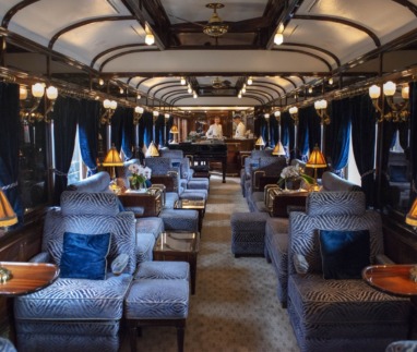 Een icoon van het art-deco-design. Herbeleef de romantiek van het reizen per spoor terwijl u tussen de meest betoverende steden van Europa reist. De Venice Simplon-Orient-Express, of VSOE, is een particuliere luxetrein die van Londen naar Venetië en andere Europese steden rijdt. De trein is momenteel eigendom van Belmond, dat 45 luxehotels, restaurants, toeristische treinen en riviercruises in 24 landen exploiteert. In december 2018 werd overeengekomen dat de dienst door LVMH zou worden overgenomen.