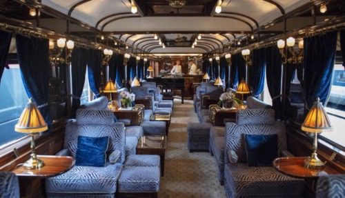 Een icoon van het art-deco-design. Herbeleef de romantiek van het reizen per spoor terwijl u tussen de meest betoverende steden van Europa reist. De Venice Simplon-Orient-Express, of VSOE, is een particuliere luxetrein die van Londen naar Venetië en andere Europese steden rijdt. De trein is momenteel eigendom van Belmond, dat 45 luxehotels, restaurants, toeristische treinen en riviercruises in 24 landen exploiteert. In december 2018 werd overeengekomen dat de dienst door LVMH zou worden overgenomen.