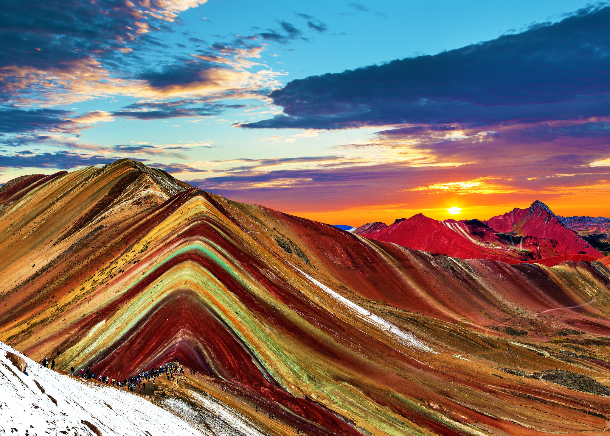 Montaña de Siete Colores is een van de beroemdste natuurwonderen van Zuid-Amerika. Gelegen op ruim 5.200 meter hoogte in de Peruaanse Andes lag deze berg eeuwenlang verborgen onder een dichte ijskap. Nadat de gletsjer smolt, kwam een felle 'streepjescode' van fuchsia, goud, lavendel en turquoise tevoorschijn.