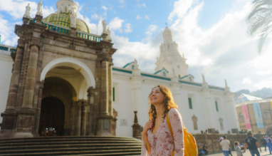 Vrouw die de koloniale architectuur verkent in Quito, Ecuador, Zuid-Amerika