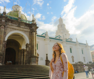 Vrouw die de koloniale architectuur verkent in Quito, Ecuador, Zuid-Amerika