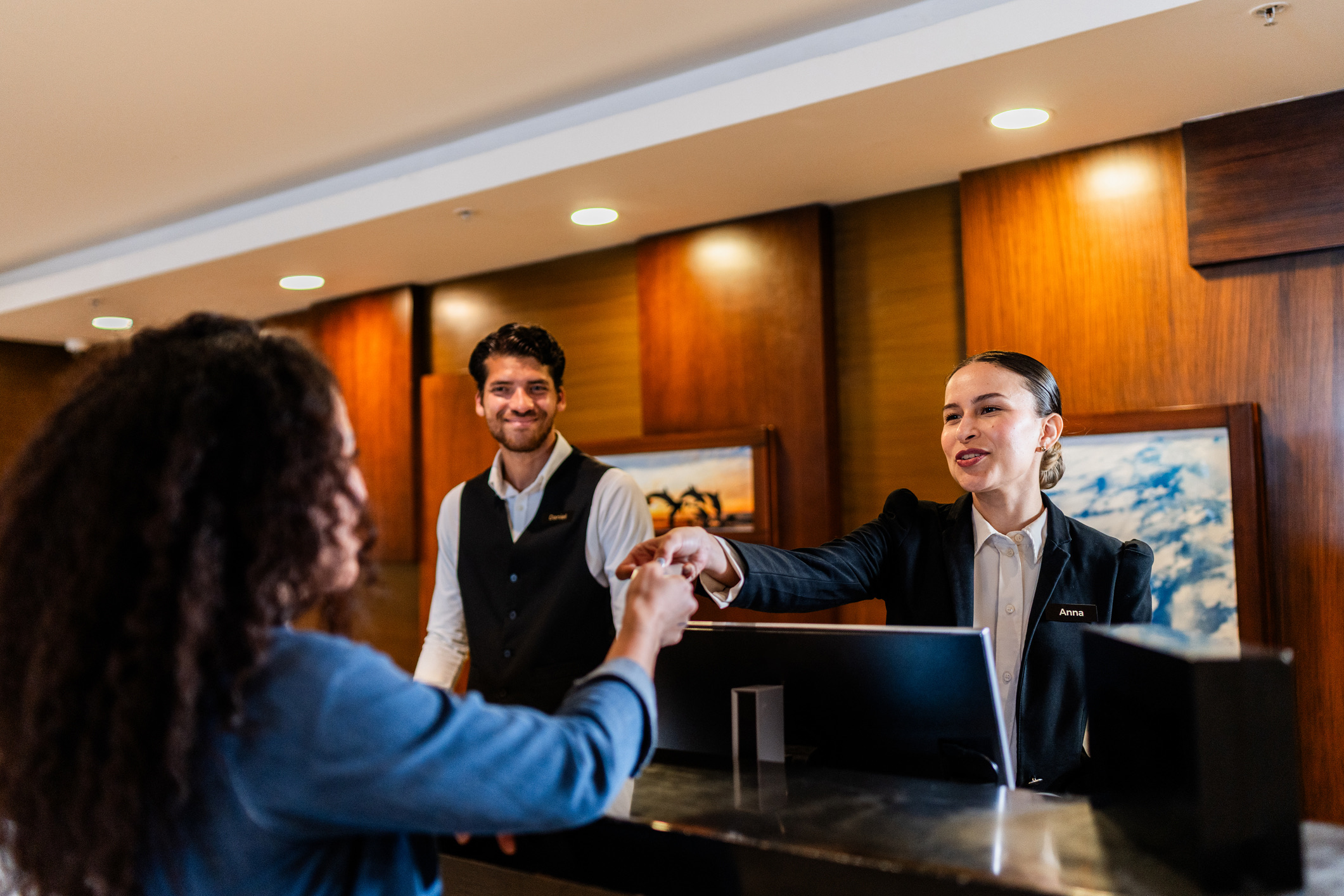 Als een receptionist hardop meldt dat je in kamernummer 312 verblijft, weet meteen de hele lobby waar je de komende nachten slaapt. Een professionele receptionist wijst je kamernummer aan op het hoesje of schrijft het op.
