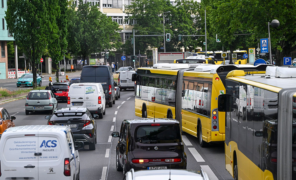 Ritsen blijft een fascinerende psychologische strijd op de weg als twee rijstroken samenkomen. In West-Europa komt bij veel bestuurders stoom uit de oren wanneer medeweggebruikers kilometers vóór een baanvermindering al op de rem trappen om in te voegen, wat fantoomfiles veroorzaakt.