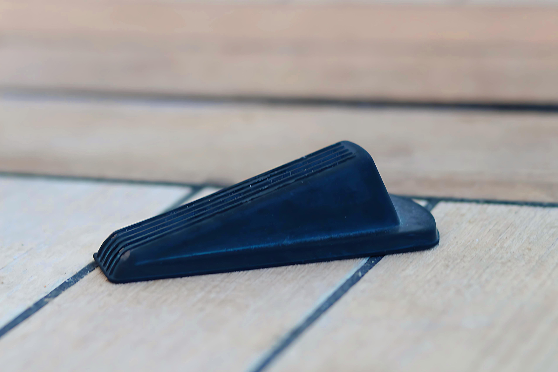 Onder het motto smart travel hoef je echt geen dure gadgets aan te schaffen. Een van de simpelste én meest doeltreffende hacks voor een geruste nachtrust in een hotel kost je nog geen drie euro en weegt vrijwel niets: een klassieke rubberen deurstopper.