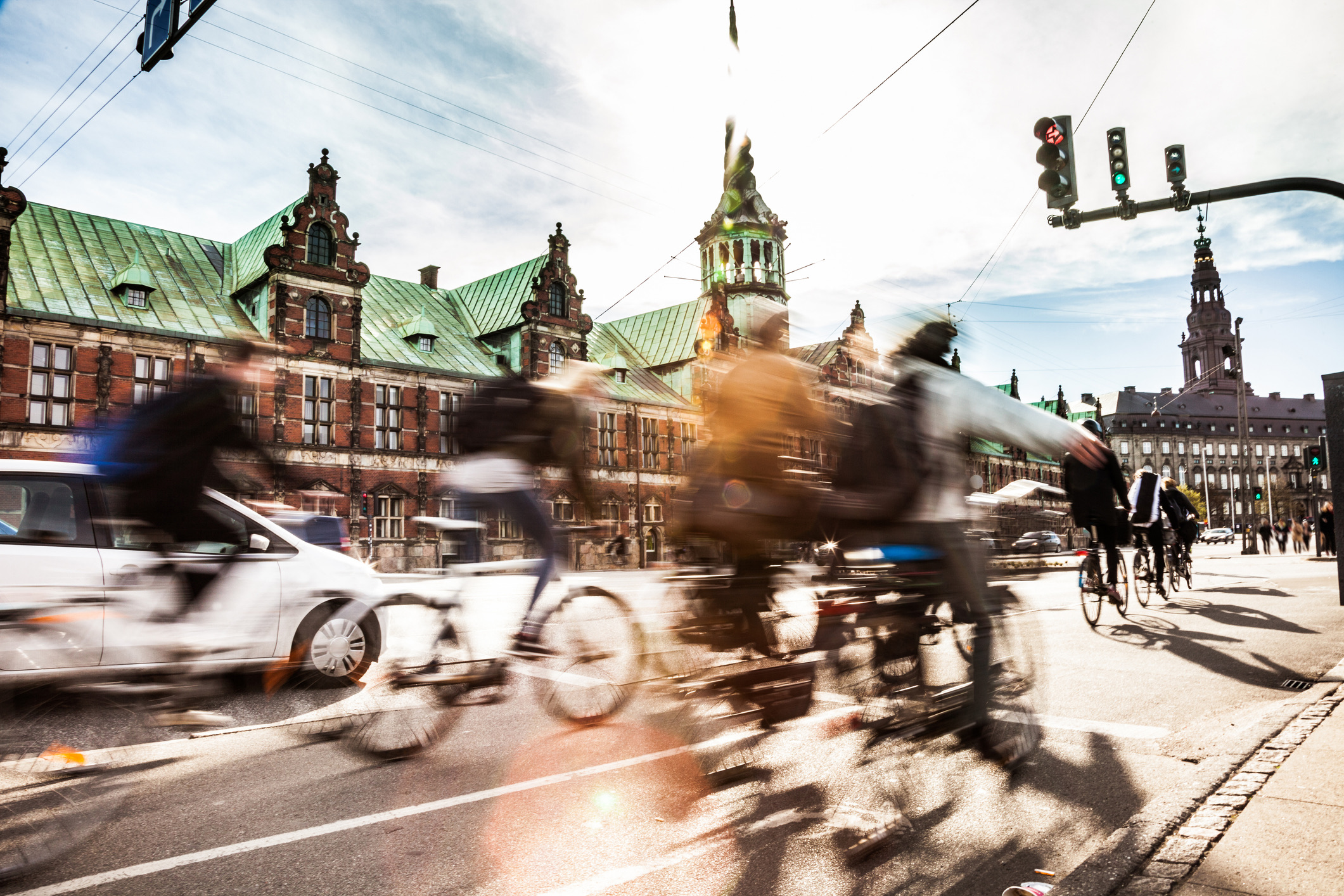 Ergernissen op reis beperken zich allang niet meer tot andere auto's. In stedelijke gebieden en populaire toeristenhotspots richt de strijd zich geregeld op 'micro-mobiliteit'. Denk aan slingerende fietsers die aan het appen zijn, e-bikes en fatbikes die met dertig kilometer per uur voorbijschieten op smalle paden en willekeurig neergegooide deelscooters die ergens een doorgang blokkeren. De strijd om de schaarse ruimte is feller dan ooit.