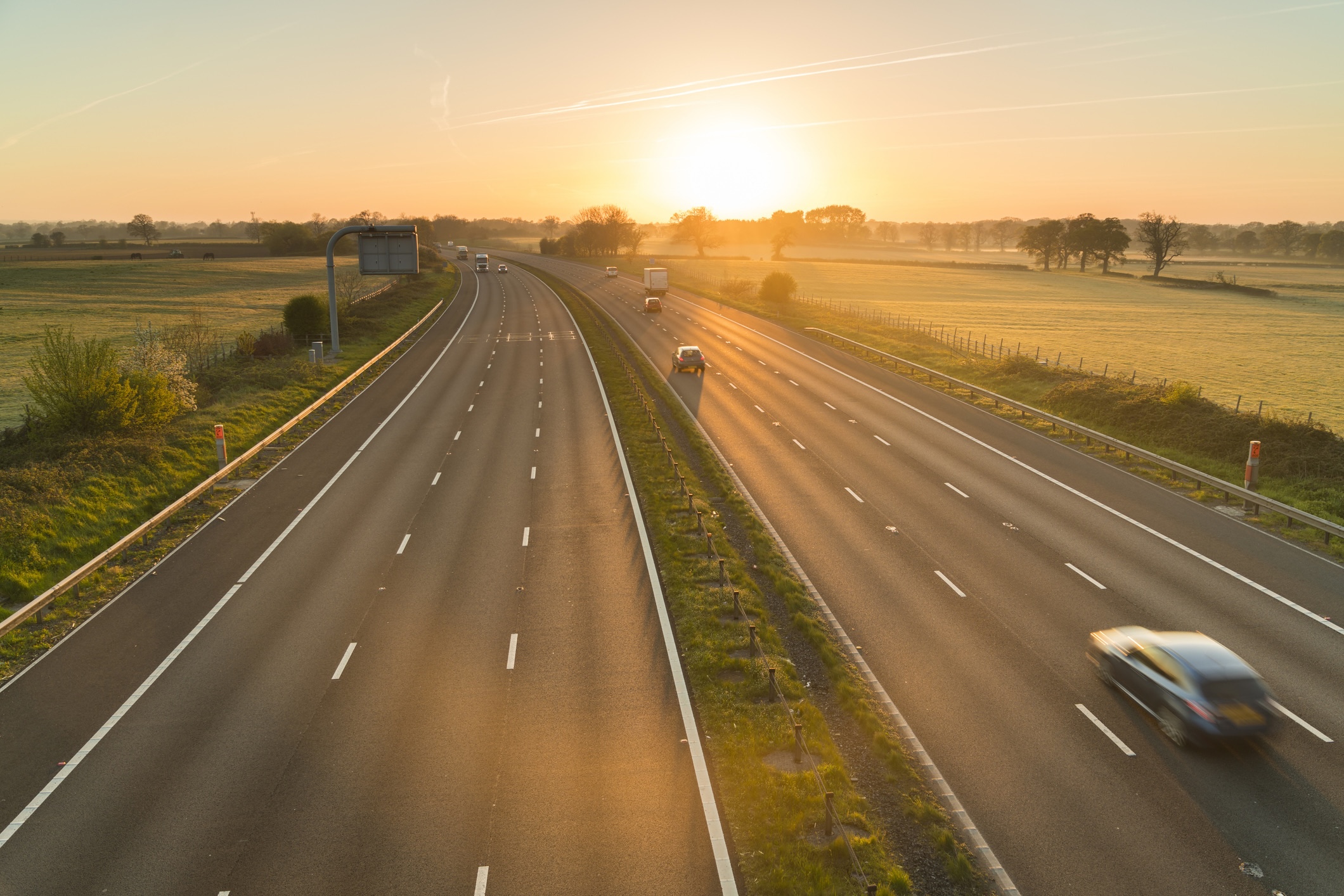 Het is een van de meest hardnekkige zonden op de Europese snelwegen: automobilisten die op de middelste of linkse rijstrook blijven hangen terwijl de rechterbaan kilometerslang leeg is.