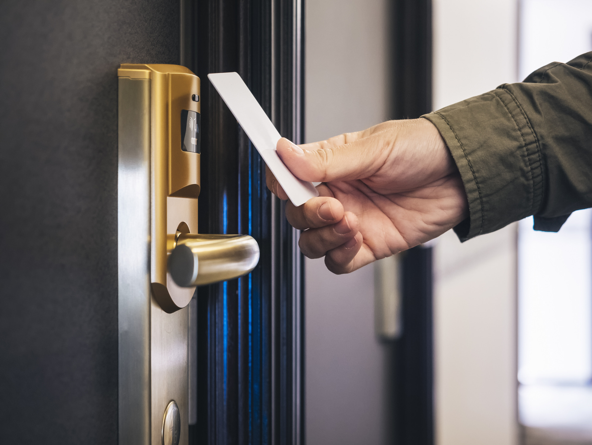 Het is een van de meest gemaakte fouten onder reizigers: je sleutelkaart in de papieren envelop laten zitten waar de receptionist met grote cijfers je kamernummer op heeft geschreven. Verlies je deze set op straat of in een drukke metro, dan heeft de eerlijke óf oneerlijke vinder direct toegang tot jouw kamer én al je spullen. Maak bij binnenkomst een snelle foto van het hoesje met je telefoon, stop de sleutel los in je portemonnee en laat het envelopje op je kamer liggen.