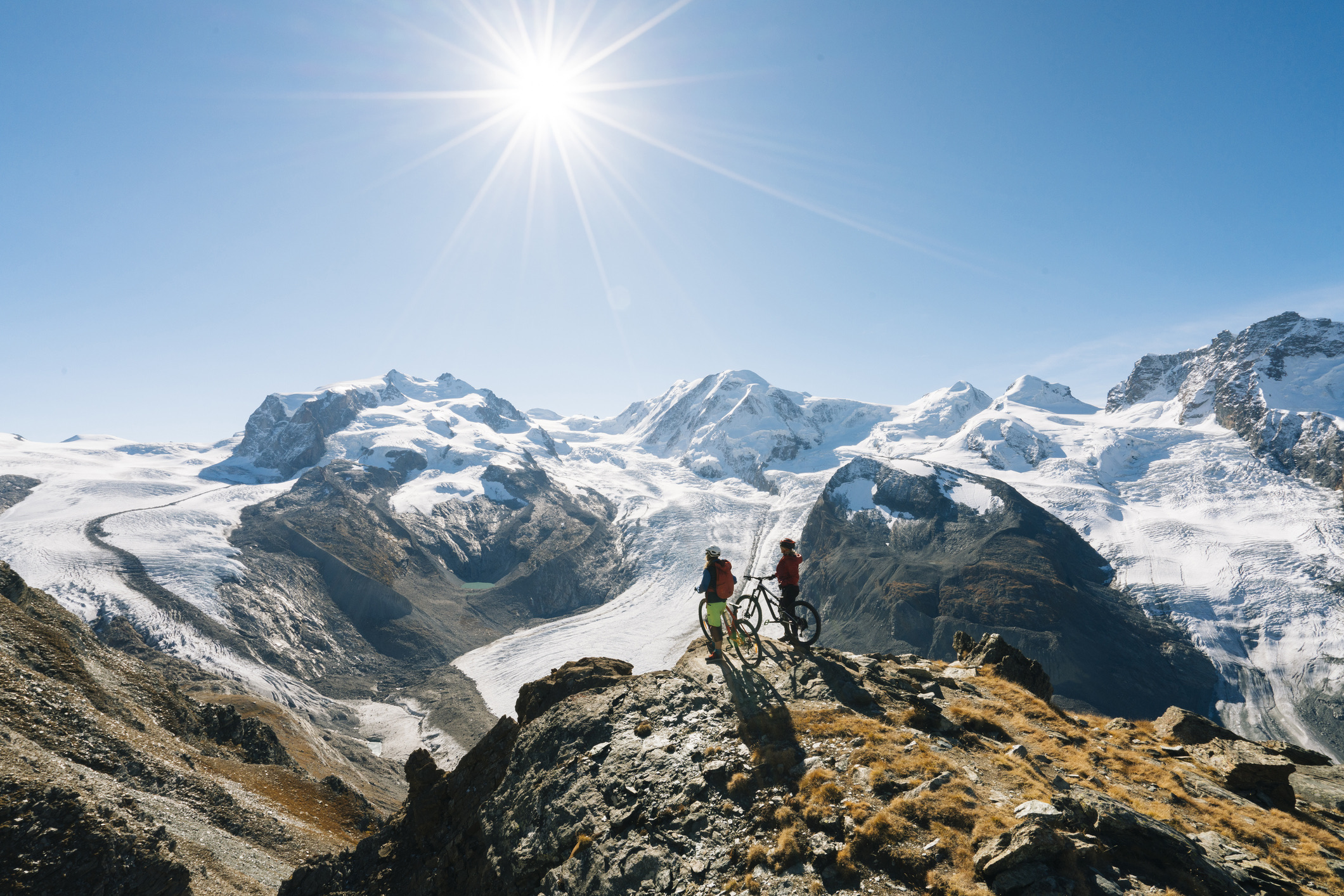 Zwitserland is de absolute koploper in autovrije bergbestemmingen. Dorpen als Zermatt, Saas-Fee, Mürren en Wengen zijn al decennialang vrij van benzine- en dieselvoertuigen. Je bereikt deze dorpen via indrukwekkende tandradtreinen of kabelbanen. 