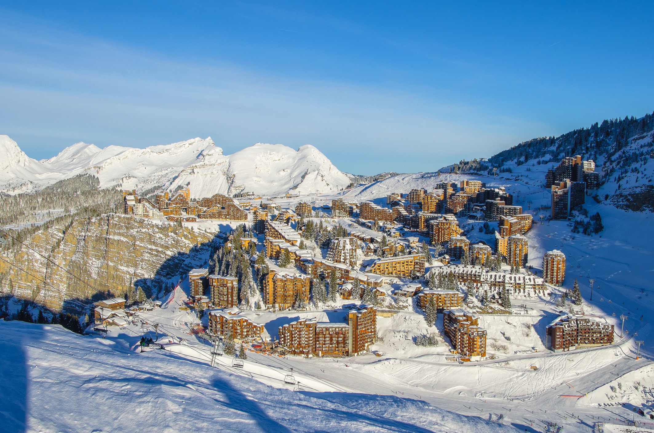 Avoriaz werd in de jaren zestig ontworpen met een heldere visie: een bergresort bouwen dat naadloos opgaat in het Franse landschap én volledig autovrij is.