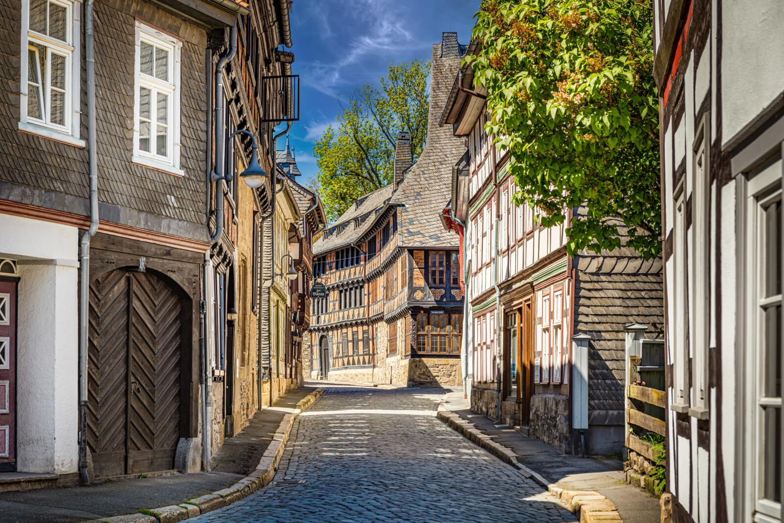 Met meer dan elfhonderd jaar stadsgeschiedenis nodigt keizerstad Goslar uit voor een indrukwekkende reis door de tijd. De oude binnenstad staat met ruim 1.500 vakwerkhuizen, het historische marktplein en het Keizerlijk Paleis al sinds 1992 op de Werelderfgoedlijst van Unesco. ©Goslar Marketing GmbH/ Stefan Schiefer