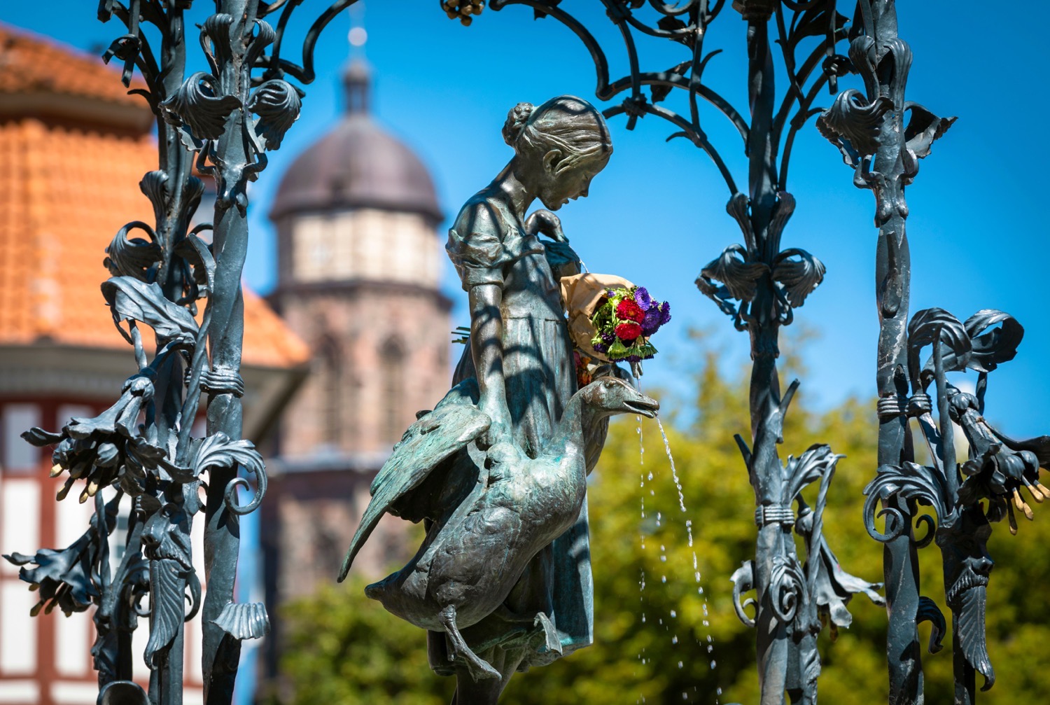 In het bruisende centrum van de historische universiteitsstad Göttingen staat het iconische symbool van de stad: de Gänseliesel-fontein voor het Oude Raadhuis. Volgens een bijzondere traditie klimmen net afgestudeerde promovendi na hun promotie op de fontein om het ganzenmeisje een kuskop te geven, wat haar 'het meest gekuste meisje ter wereld' maakte. © Lars Gerhardts