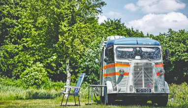 Oldtimer-camper op camping Het Bos Roept, Noord-Holland