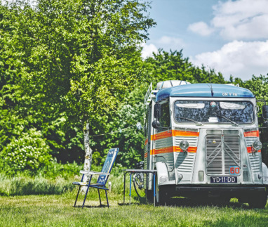 Oldtimer-camper op camping Het Bos Roept, Noord-Holland