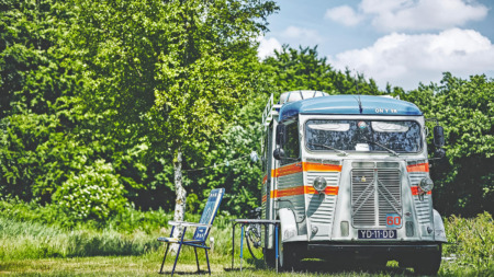 Oldtimer-camper op camping Het Bos Roept, Noord-Holland