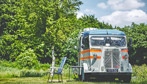 Oldtimer-camper op camping Het Bos Roept, Noord-Holland