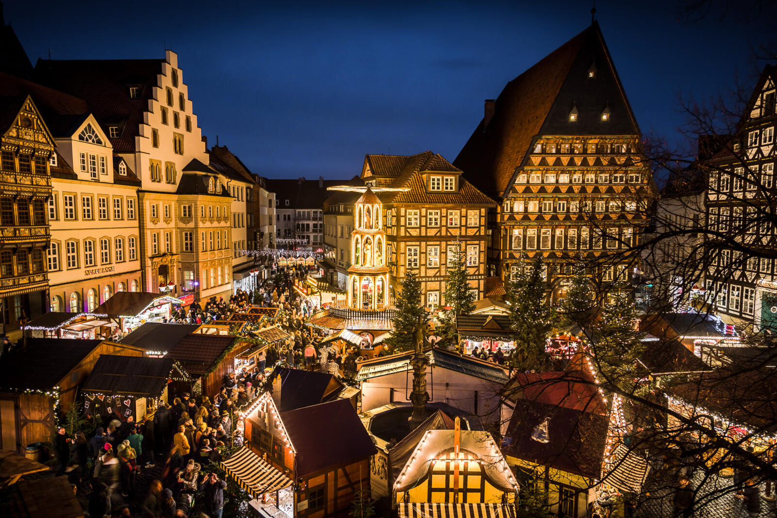 Van 23 november tot en met 28 december 2026 klopt het hart van de kerstmarkt in Hildesheim op het historische Marktplein. © Hildesheim Marketing/ Lars Griebner