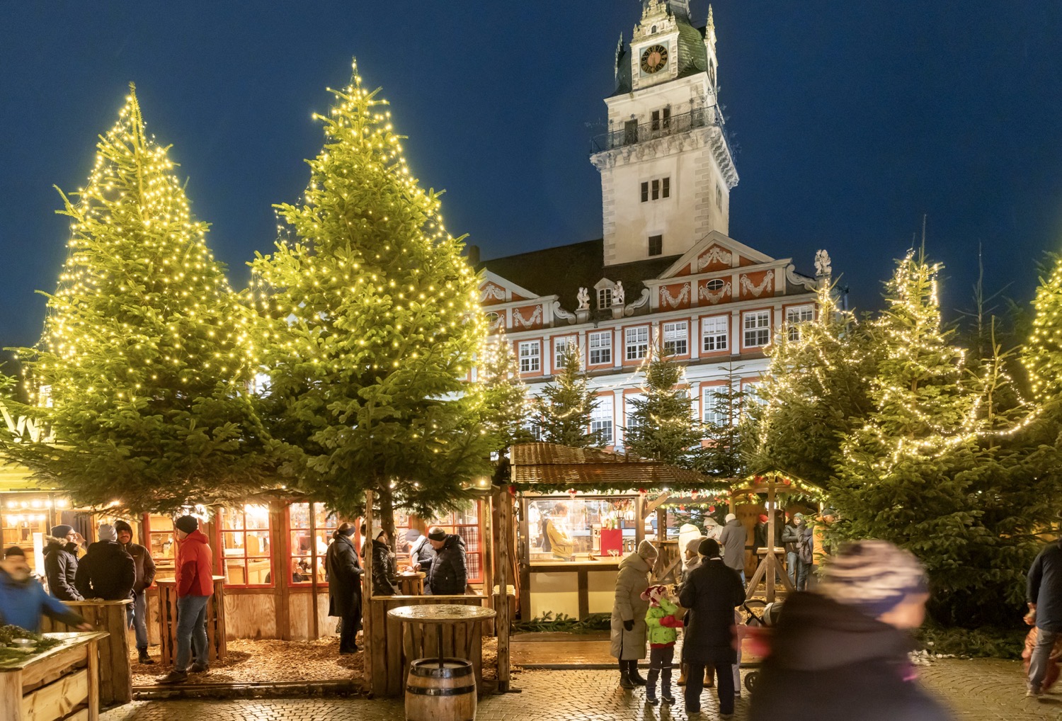 Op de kerstmarkt in Wolfenbüttel (24 november tot en met 23 december 2026) schitteren de houten hutten direct voor het verlichte Residenzschloss. ©Stadt Wolfenbüttel/ Christian Bierwagen