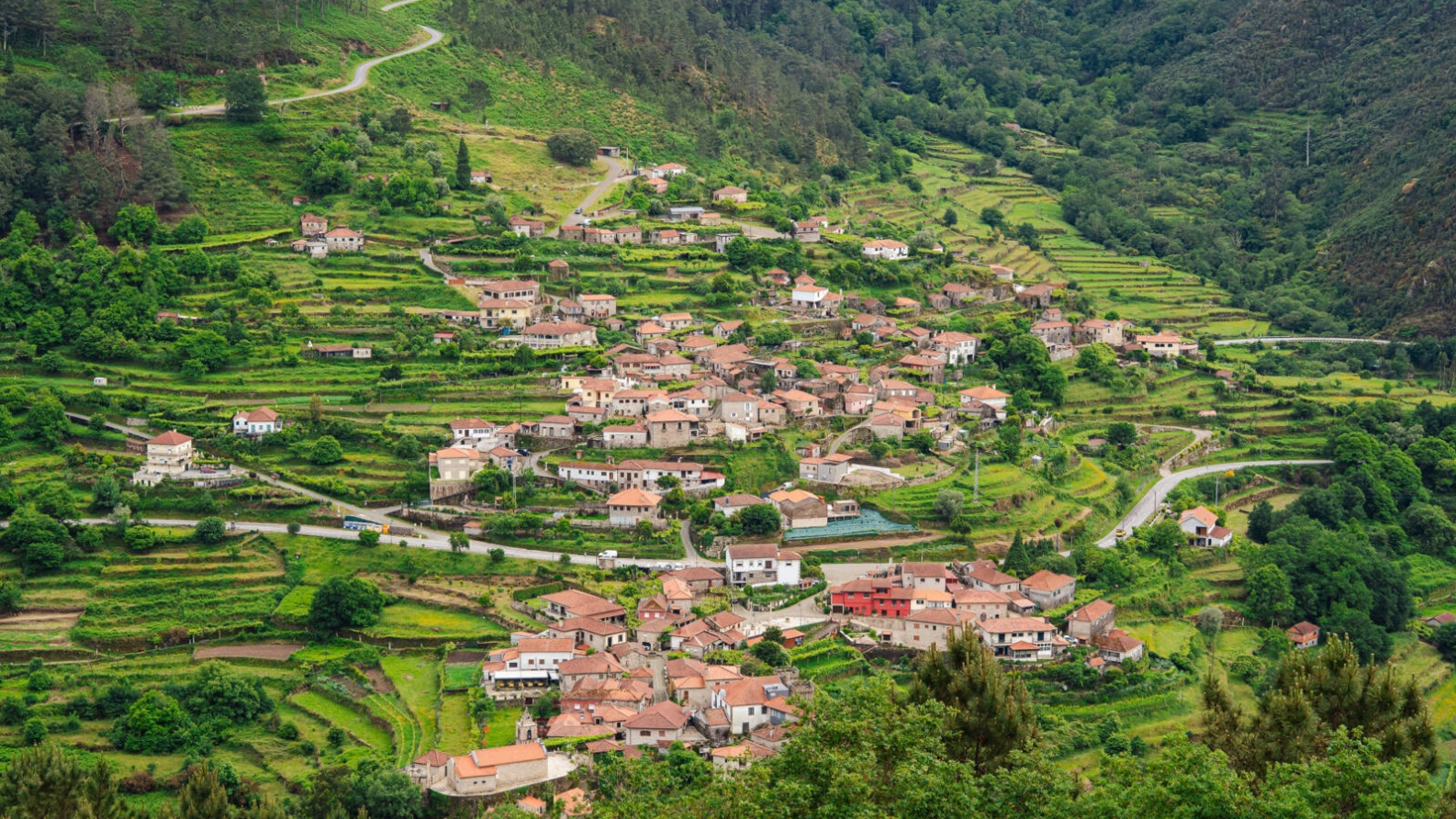 Panoramisch uitzicht over de groene landbouwterrassen en het traditionele bergdorp Sistelo in Portugal