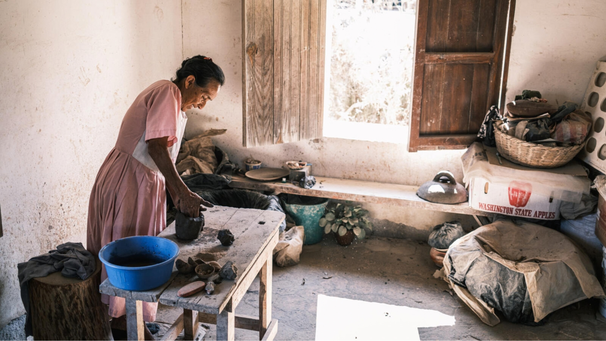 Pottenbakster aan het werk in haar werkplaats in La Campa, Honduras