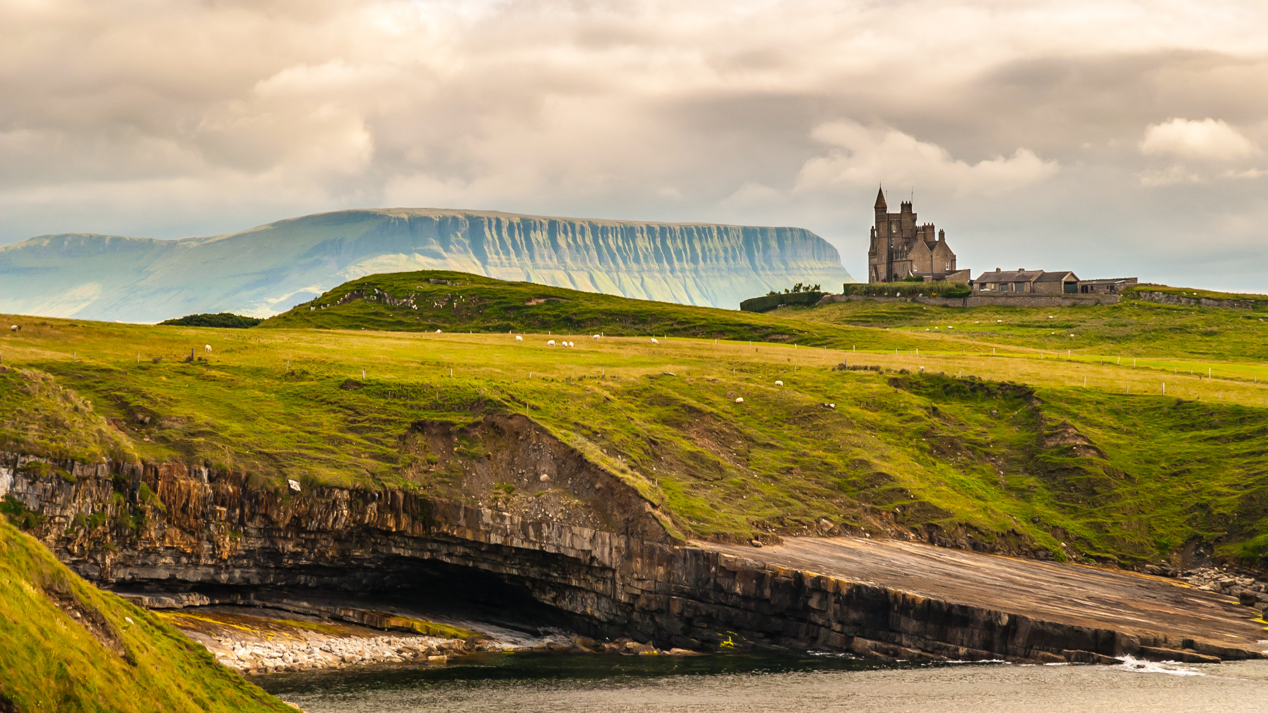 uitzicht op het landschap met Classiebawn Castle in Ierland