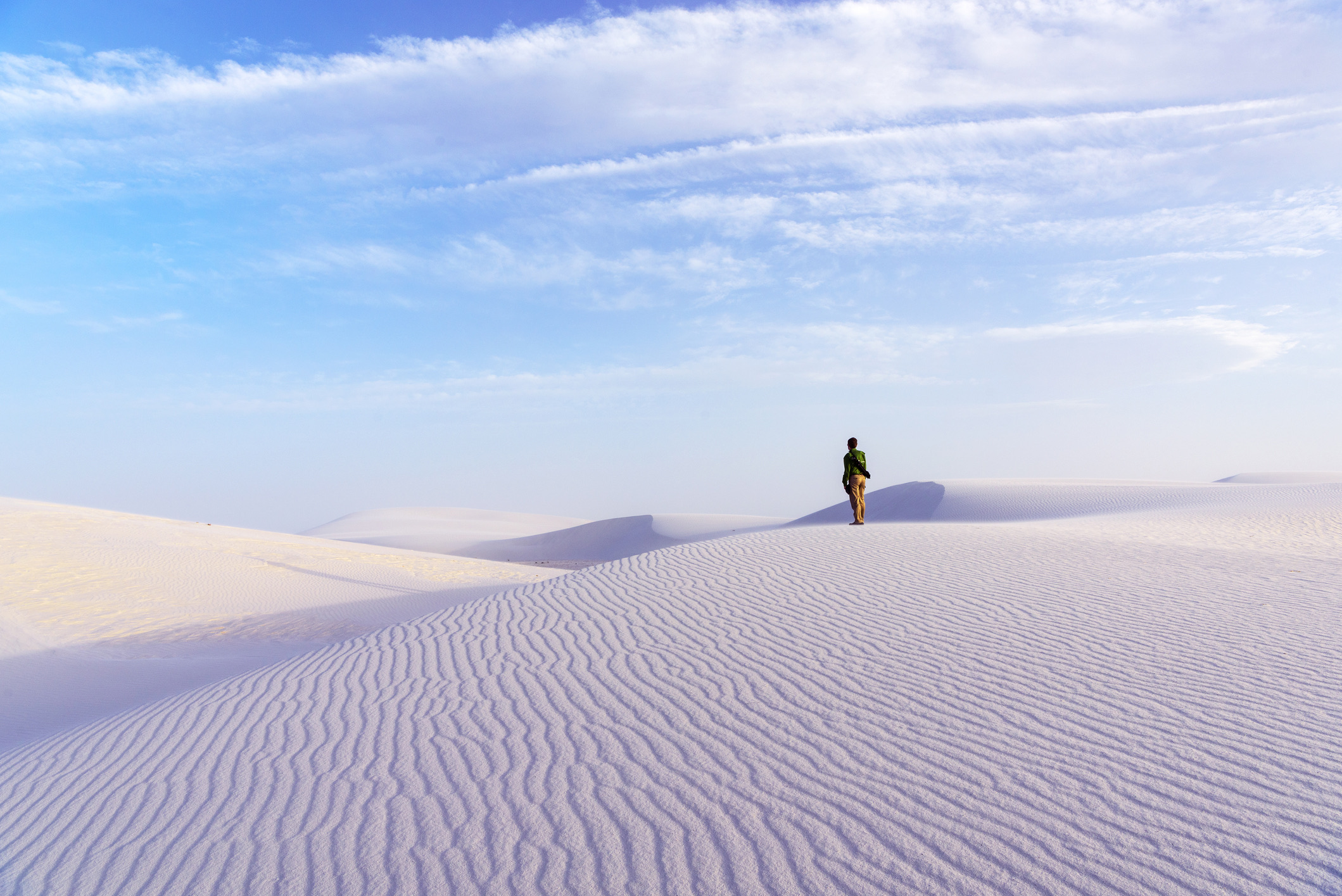Midden in de Tularosa-vallei in de Amerikaanse staat New Mexico ligt 's werelds grootste gipszandwoestijn. In tegenstelling tot gewoon zand (dat uit kwarts bestaat) bestaan deze duinen uit zuiver gipskristal. Hierdoor is het zand niet alleen oogverblindend wit, maar voelt het zelfs op de heetste zomerdagen verrassend koel aan onder je blote voeten.