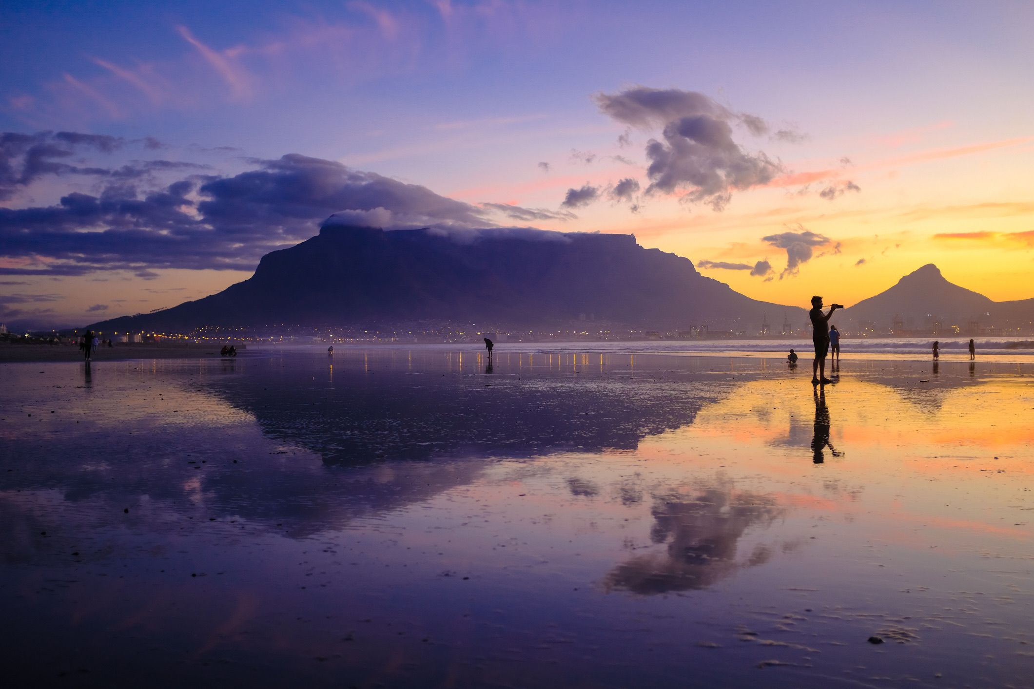 De Tafelberg vastgelegd op een zomeravond vanaf Lagoon Beach, Milnerton, Kaapstad