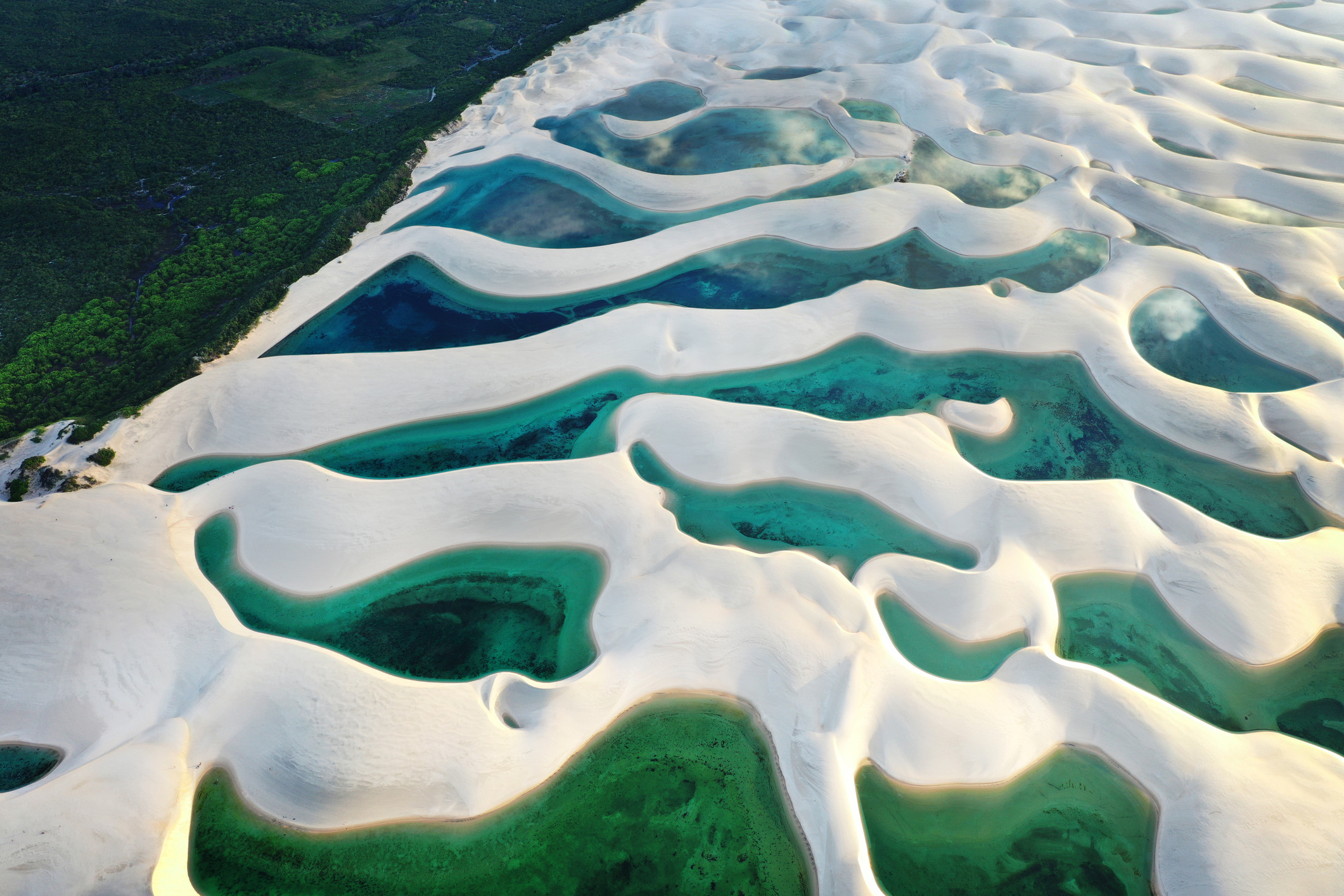 Hoewel Lençóis Maranhenses op het eerste gezicht lijkt op een eindeloze woestijn van spierwit zand, valt er in dit tropische gebied jaarlijks gigantisch veel regen. In het regenseizoen worden de dalen tussen de spierwitte Braziliaanse zandduinen opgevuld met duizenden kristalheldere, zoetwaterlagunes die variëren van turquoise tot diepgroen.