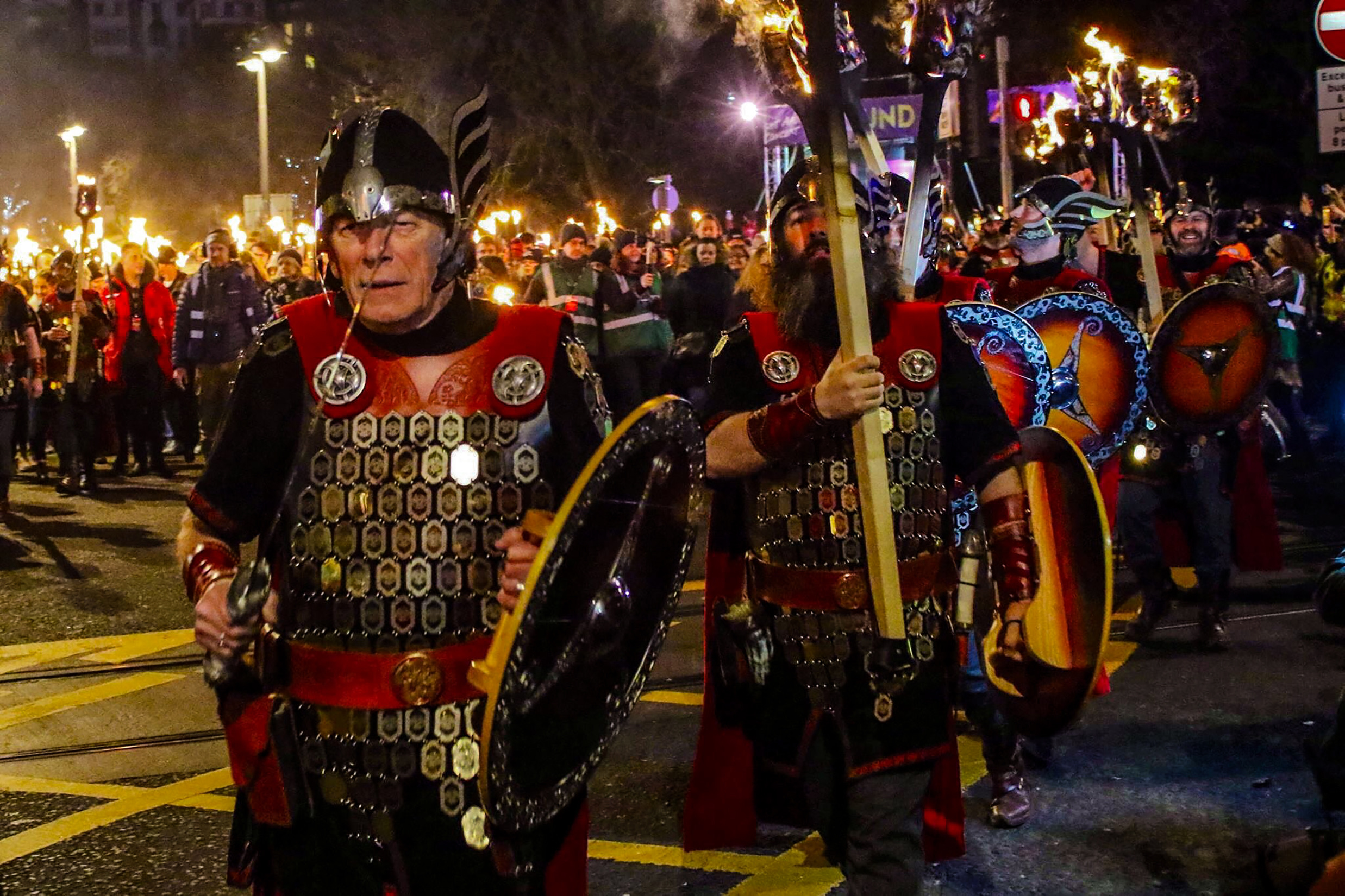 In Schotland vieren ze geen gewone oudejaarsavond; ze vieren Hogmanay. Dit driedaagse festijn begint al op 30 december met een adembenemende fakkeloptocht waarbij duizenden mensen, geleid door doedelzakspelers en drummers, als een kolkende rivier van vuur door de middeleeuwse Old Town van Edinburgh trekken.