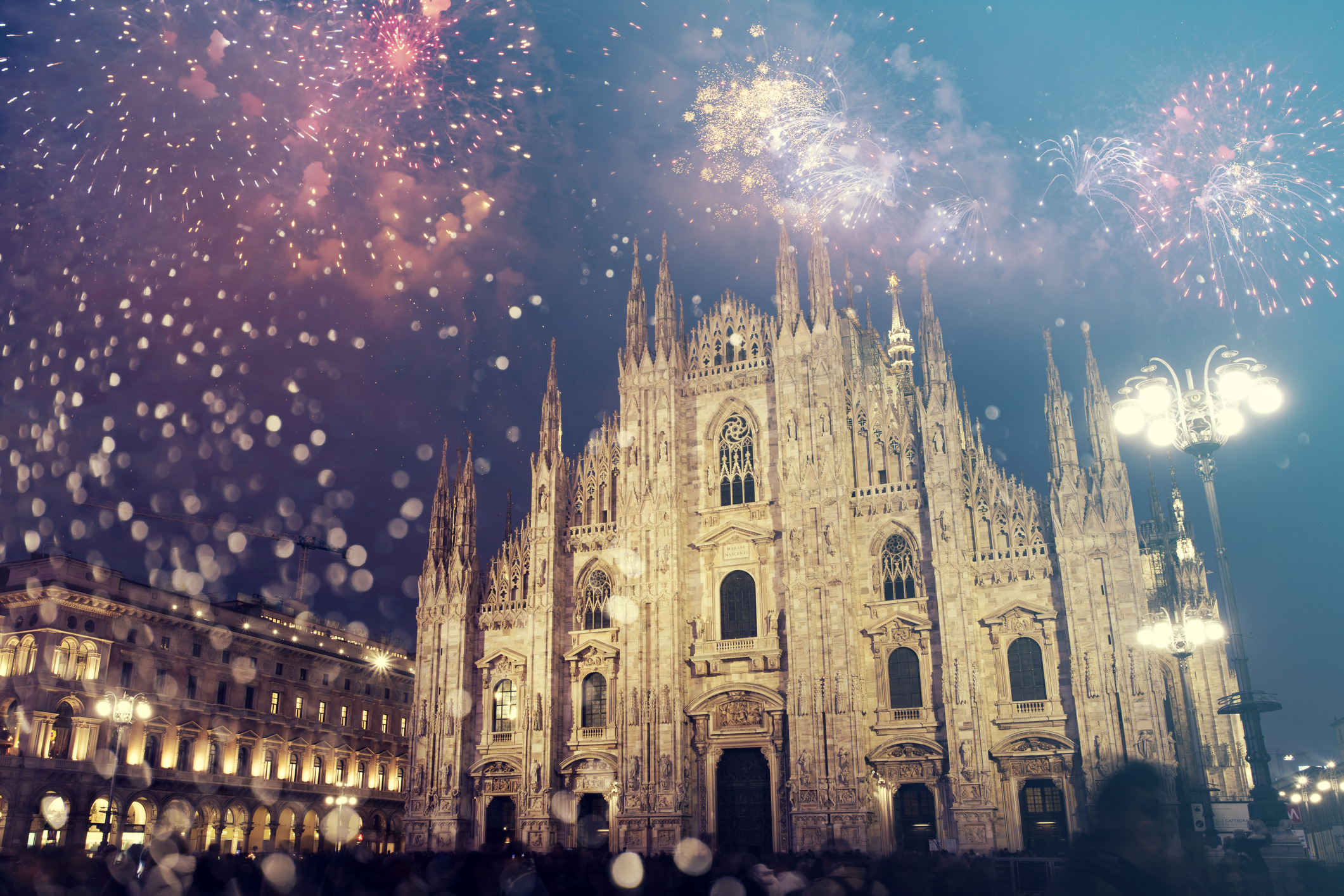 Milaan combineert mode, gastronomie en feestvreugde op een elegante manier met oud en nieuw. De Piazza del Duomo vormt het middelpunt met een groot gratis openluchtconcert waar bekende Italiaanse en internationale artiesten optreden.