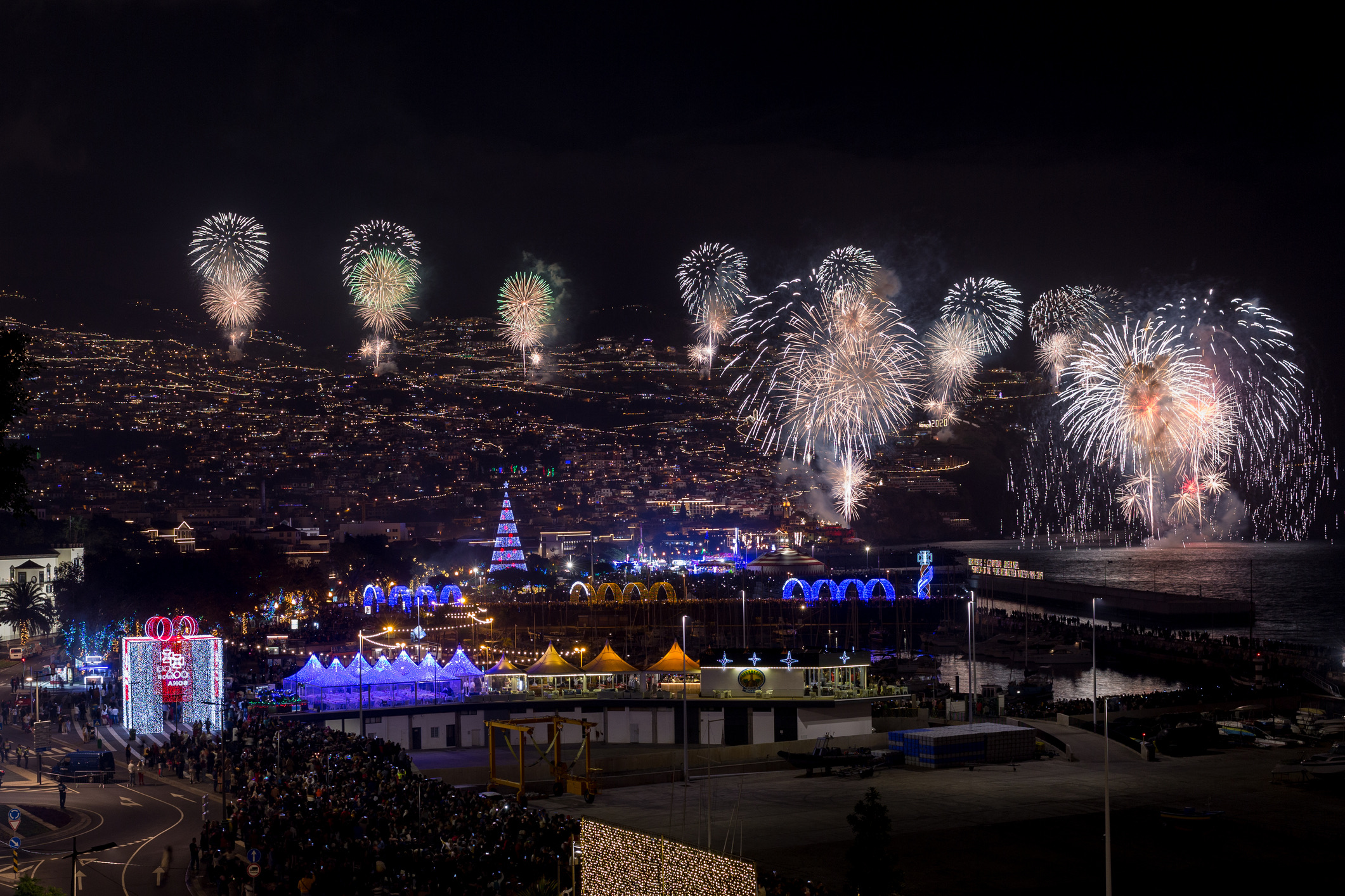Funchal op Madeira hield jarenlang het Guinness World Record voor de grootste vuurwerkshow ter wereld. Tientallen afsteekplaatsen op de heuvels, in de stad én op verlichte cruiseschepen in de baai transformeren de nachtelijke hemel tot een sprookje.
