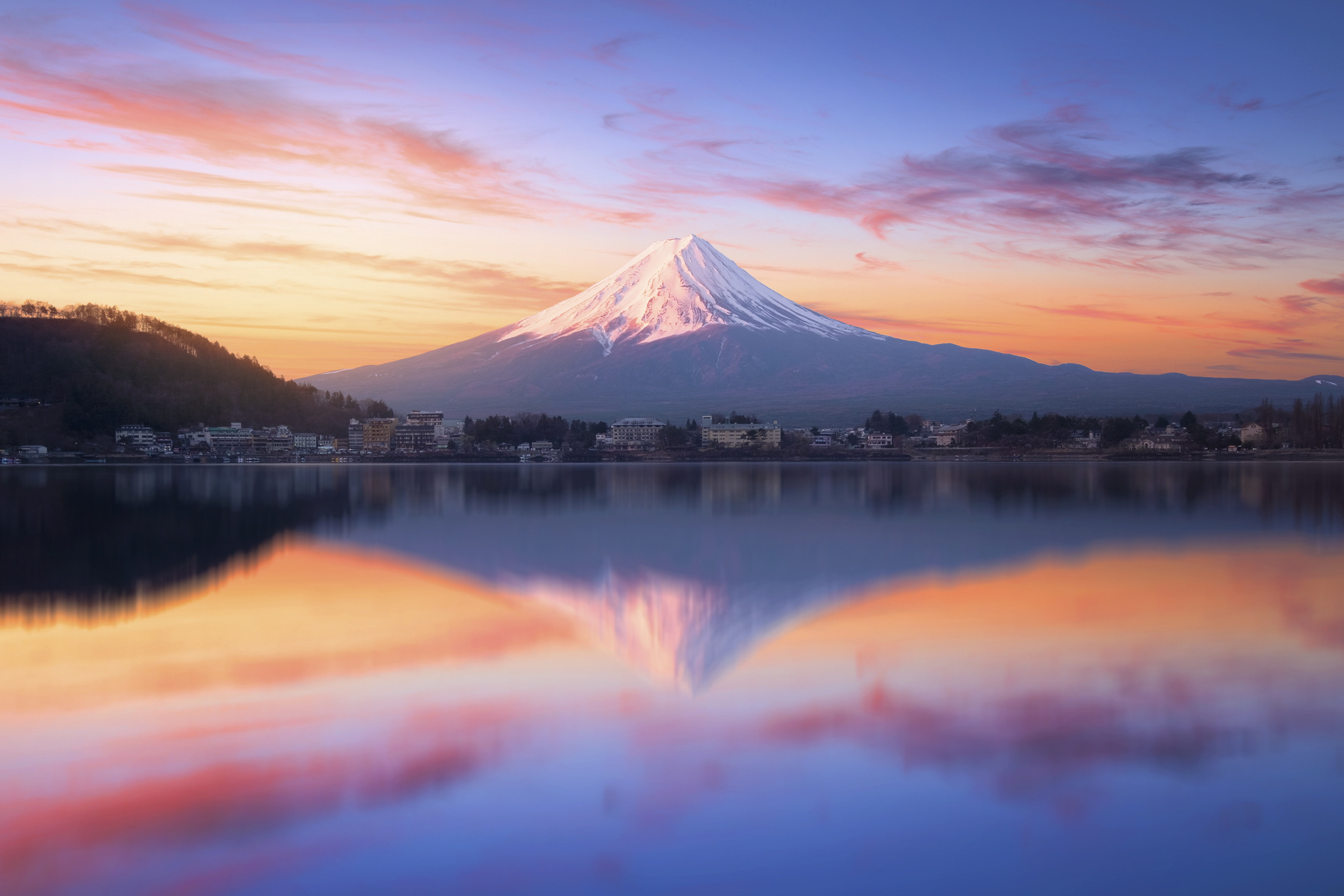 De prachtige berg Fuji weerspiegelt zich ’s ochtends bij zonsopgang in het water; het landschap rond het Kawaguchi-meer, een van de bekendste bezienswaardigheden van Japan