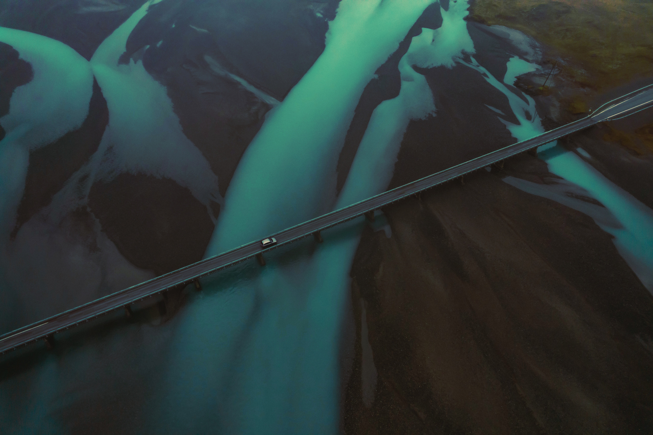 De blauwe stromen gletsjerwater van de Vatnajökull-gletsjer stromen naar de kust in het zuiden van IJsland.