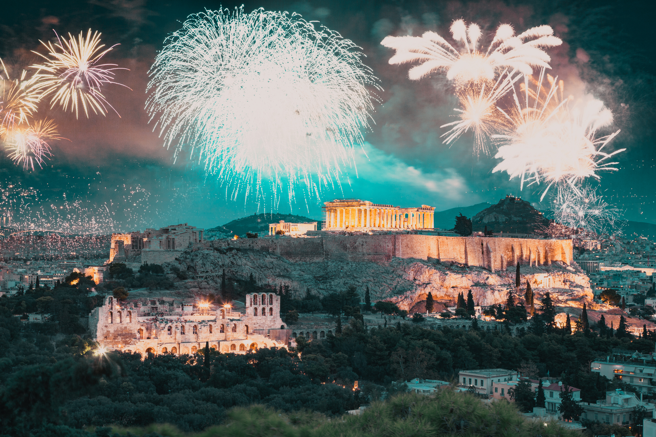 Weinig decors zijn zo indrukwekkend als de verlichte Acropolis die hoog boven de Griekse hoofdstad Athene uittorent terwijl het vuurwerk de nachtelijke hemel verlicht.