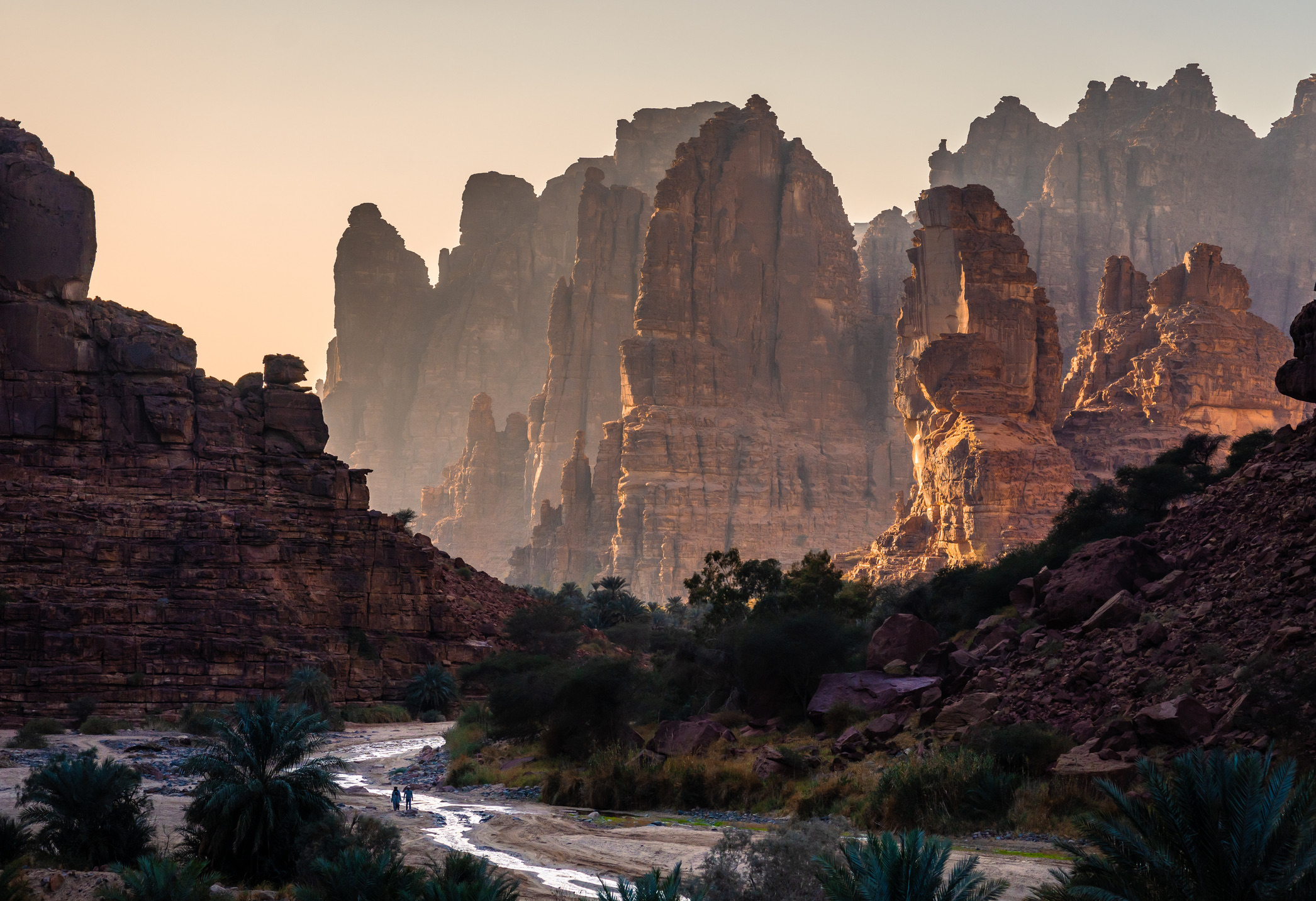 Zonsondergang boven de Al Disah-kloof en de wadi bij Tabuk in het noordwesten van Saoedi-Arabië